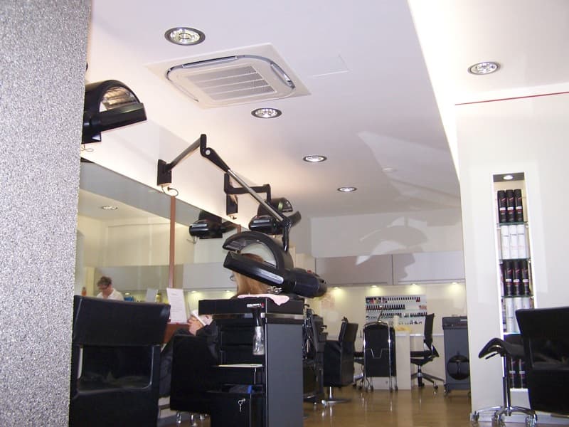 Roundflow-Kassettenklimagerät in einem Friseursalon